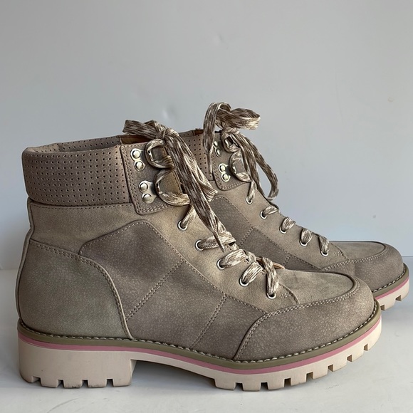 Soul society faux leather lace up cushioned foot bed ankle boots, size 8 - Picture 1 of 7